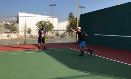 Jóvenes tenistas invitan a los estudiantes a practicar en este deporte