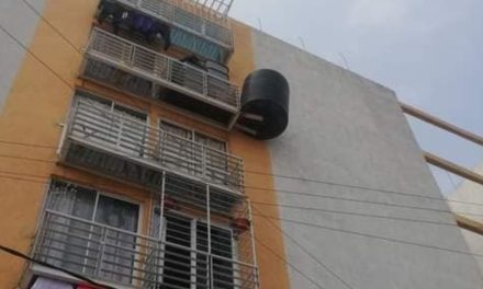 ¿Cómo sigue ahí? Tinaco en la CDMX se vuelve viral por desafiar a la física