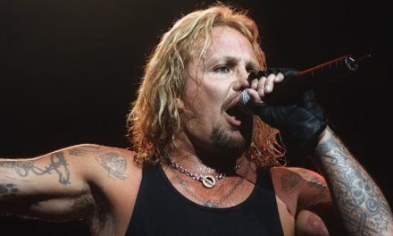 Vince Neil, vocalista de Mötley Crue, cae del escenario y se rompe las costillas