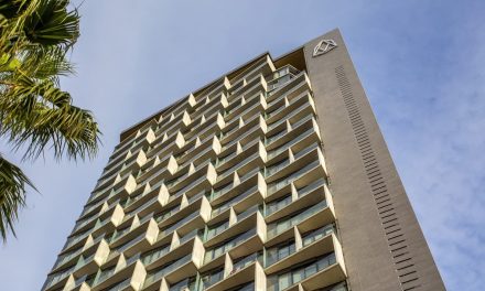 FUERTES IMÁGENES |  Un hombre cae desde lo más alto de un edificio en Tijuana