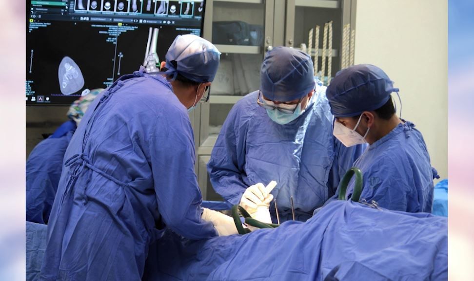 Extraen tumor torácico más grande que un melón