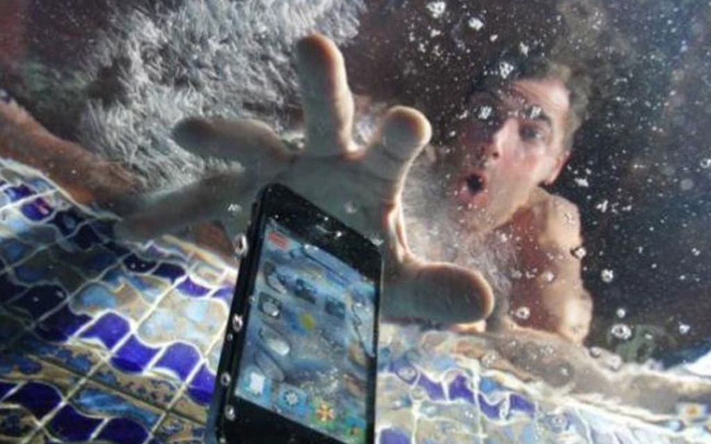 Así puedes ‘revivir’ tu celular si se sumergió en agua