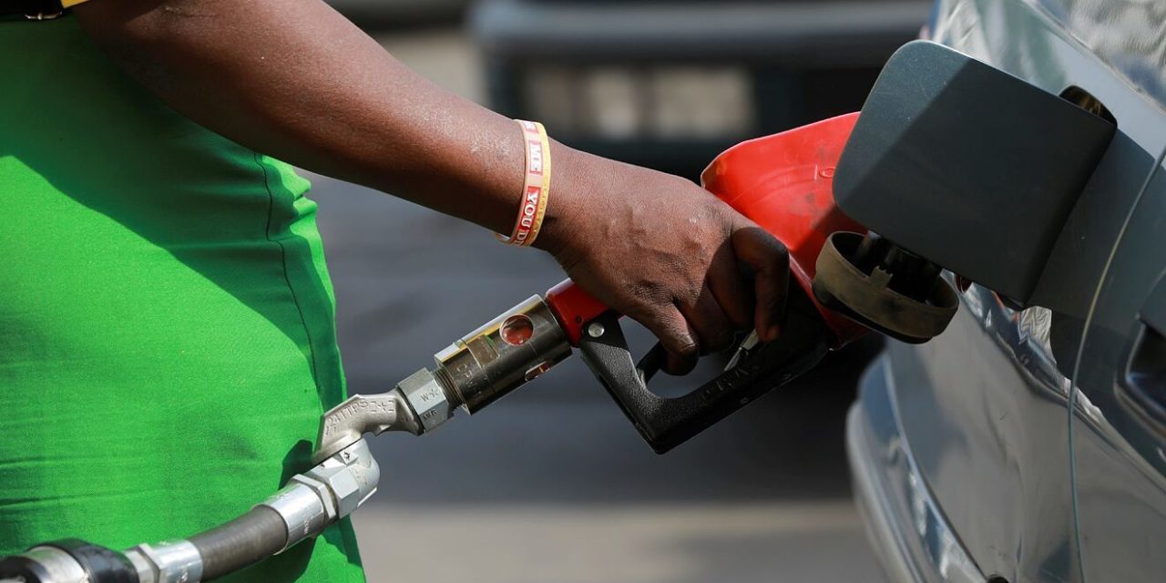 Hacienda vuelve a manipular los estímulos de la gasolina