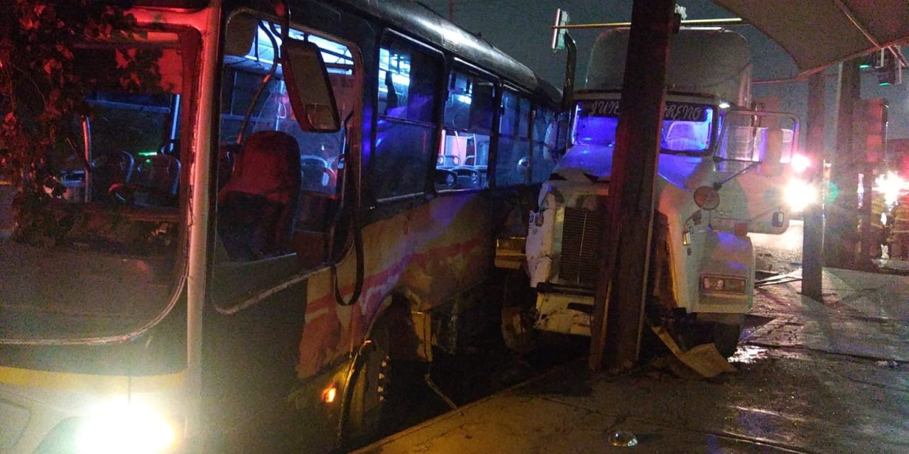 Tráiler se impacta contra camión de la Ruta 1 en Nuevo León