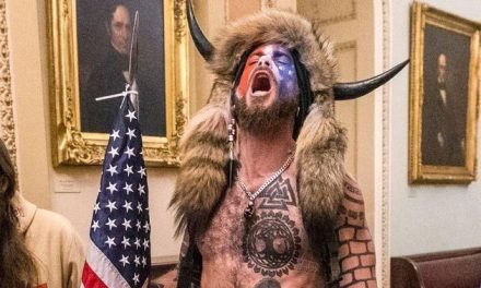 EEUU pide cuatro años de cárcel para el ‘chamán de QAnon’, asaltante del Capitolio