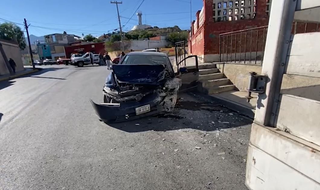Sufre una convulsión y choca en el centro de Saltillo