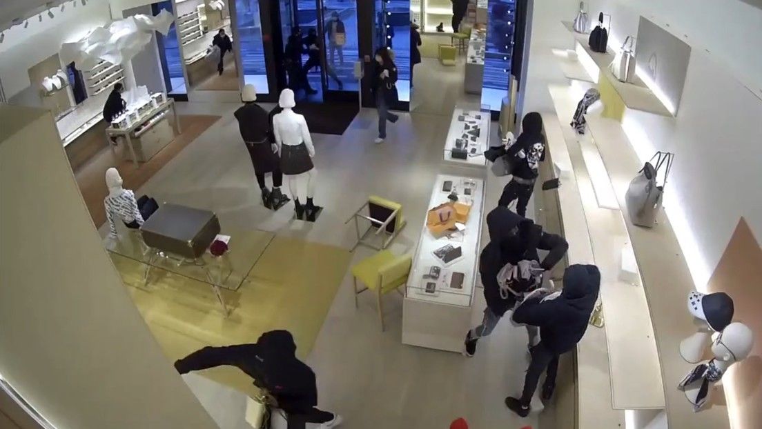 Así fue el robo ‘exprés’ multimillonario a local de Louis Vuitton (video)