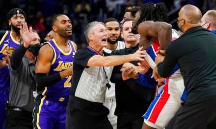 LeBron James desata la ira de un rival y casi termina en pelea masiva en la NBA (video)