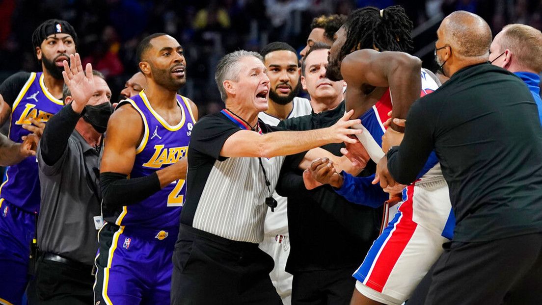 LeBron James desata la ira de un rival y casi termina en pelea masiva en la NBA (video)
