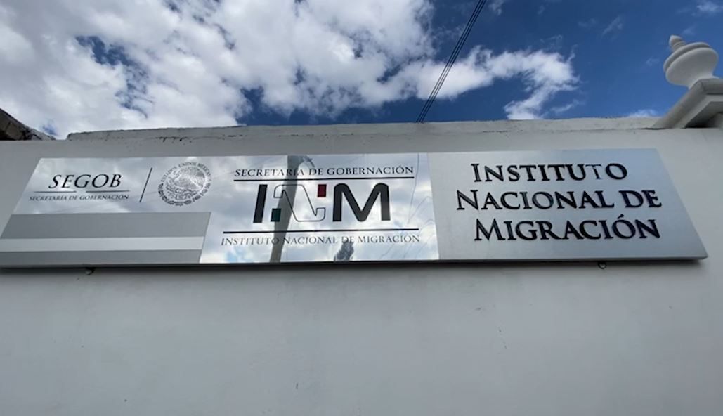 Reciben tarjeta provisional del INM