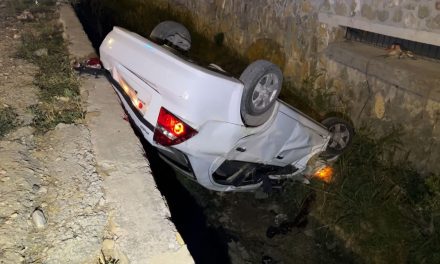 ‘Conductor fantasma’; Hombre se queda dormido, vuelca y cae en un canal pluvial de Saltillo