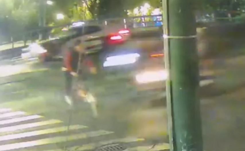 Ciclista se pasa el rojo y motociclista lo atropella CDMX (video)