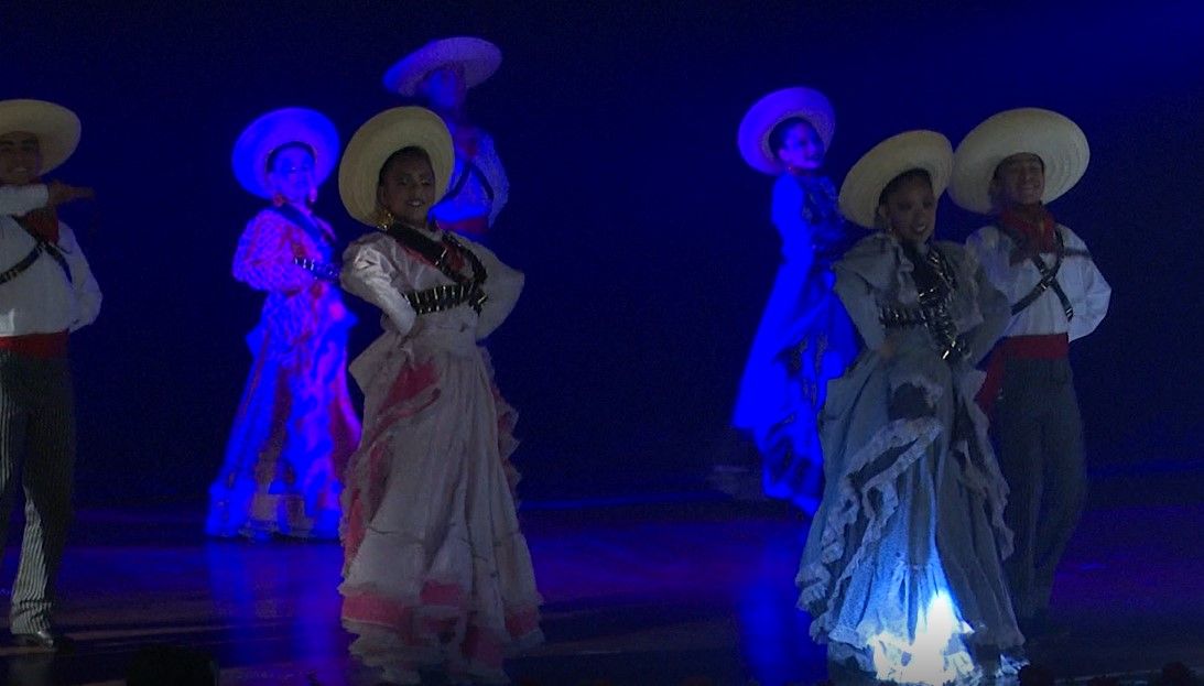 Se presenta Ballet Folklórico en Paraninfo del Ateneo Fuente, en Saltillo