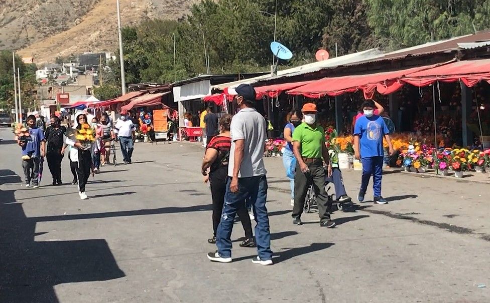 Llenan saltillenses panteones de la ciudad