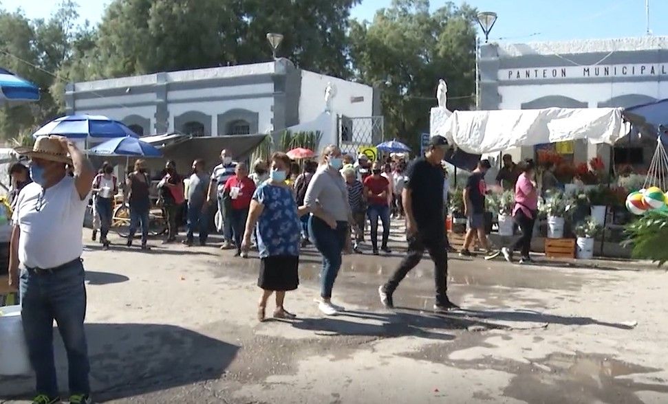 Laguneros abarrotan panteones en Torreón