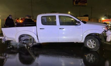 Cafre se impacta contra taxi en Saltillo