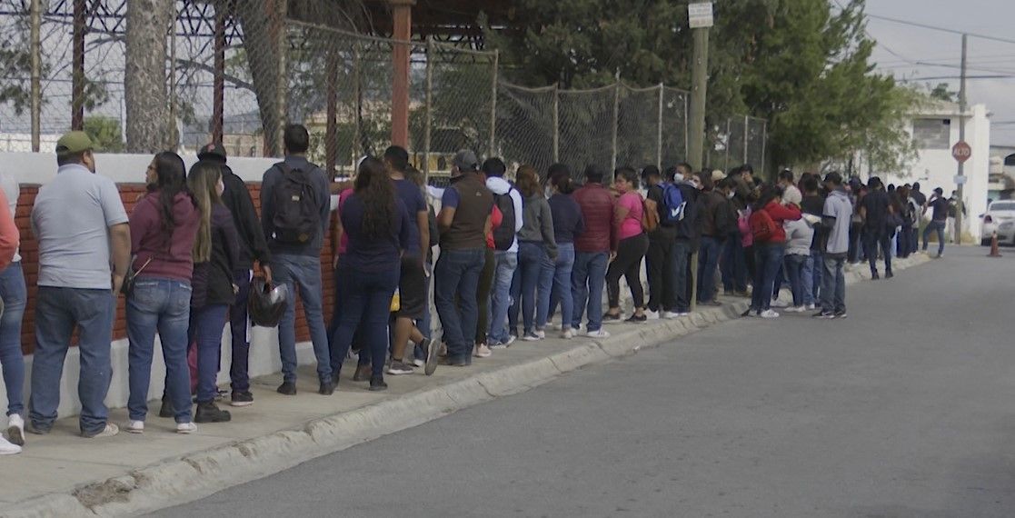 Jóvenes abarrotan centros de vacunación en Ramos Arizpe