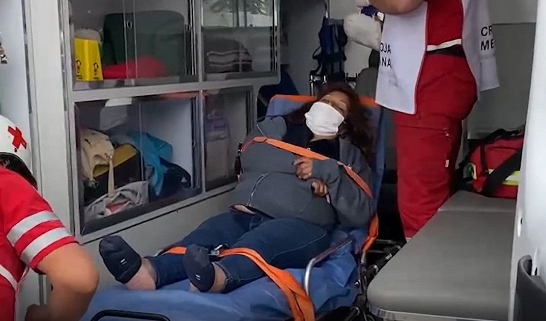 Mujer cruza sin precaución y es atropellada al sur de Saltillo; responsable huye
