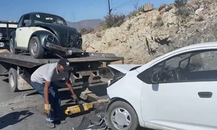 Ebrio choca de frente en la antigua a Monclova y manda a hombre al hospital