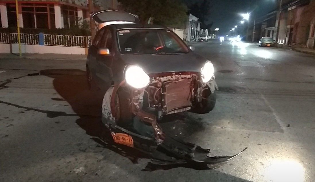 Provoca accidente en el Centro por falla en los frenos de su coche