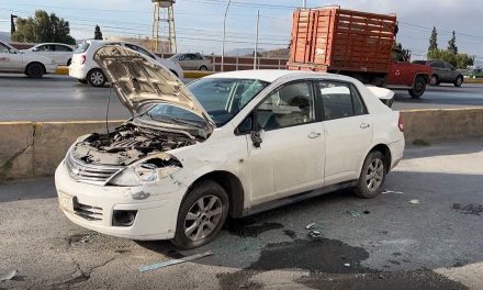 Vuelca conductora tras sufrir un ‘cerrón’ al norte de Saltillo