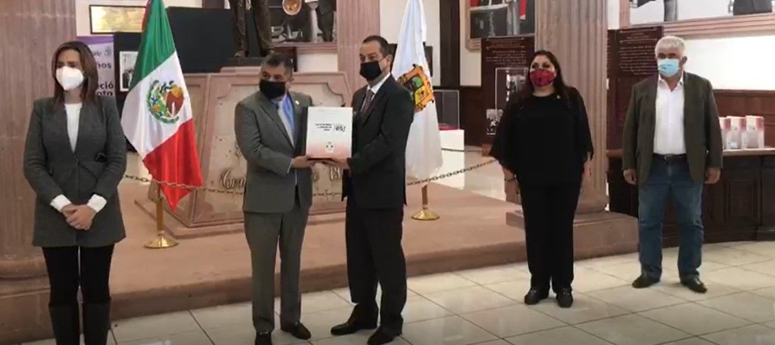 Entrega secretario de Gobierno copia del IV Informe de MARS al Congreso del Estado