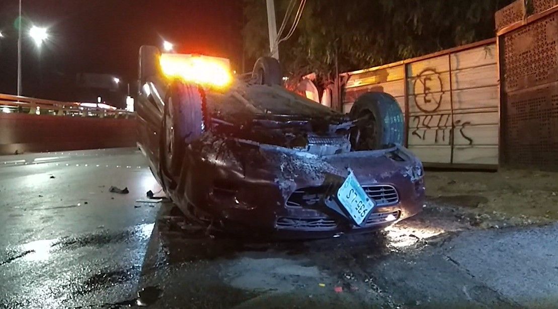 Vuelca hombre al sur de Saltillo; lo detienen por olor a alcohol