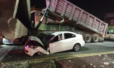 Video: Cae puente peatonal y aplasta a tráiler en el Estado de México