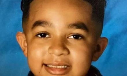 Niño llega de la escuela y muere sorpresivamente en brazos de su padre