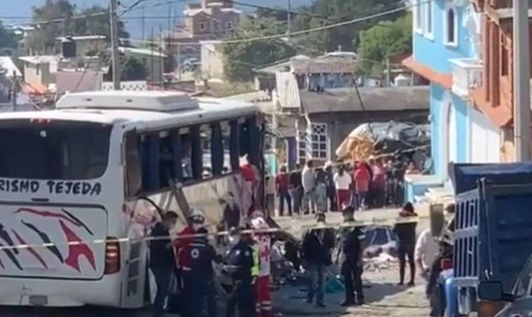 Autobús que se quedó sin frenos transportaba peregrinos de Michoacán; confirman 19 fallecidos (video)