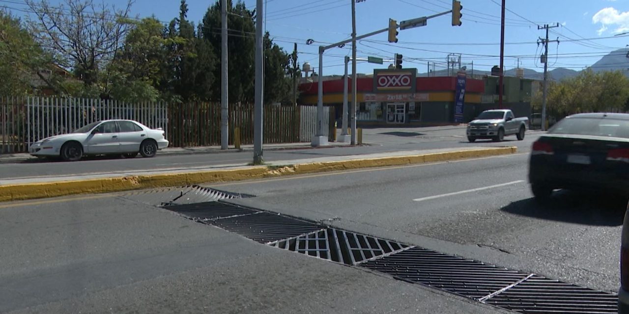 Rejilla suelta en el bulevar Eulalio Gutiérrez podría causar daños