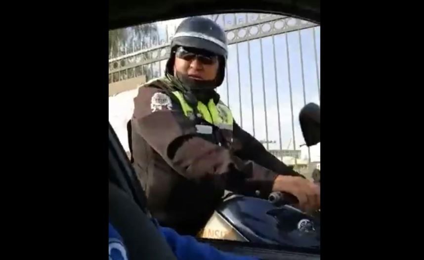 ¿La peor policía de México?; ‘No le hagas a la mam…’, uniformado amenaza a automovilista en Cuautitlán (video)