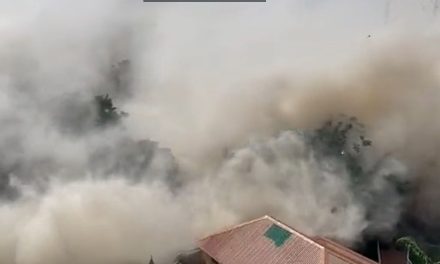 Edificio de 21 pisos colapsa; decenas de personas podrían estar atrapadas en los escombros en Nigeria (video)