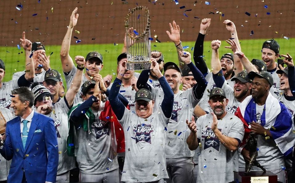 Los Bravos vendieron  su mercancía de campeón como pan caliente