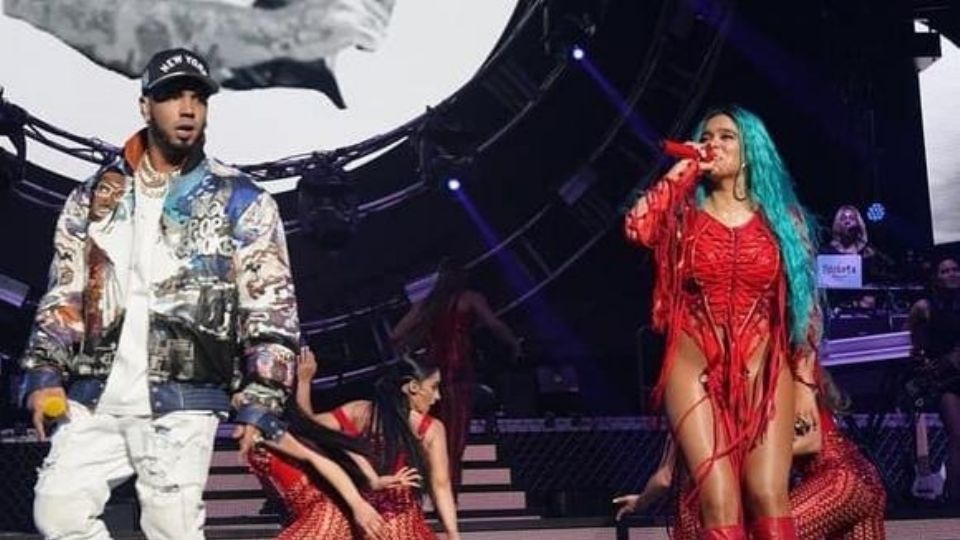 ‘No es no’; Anuel AA vuelve a interrumpir concierto de Karol G (video)
