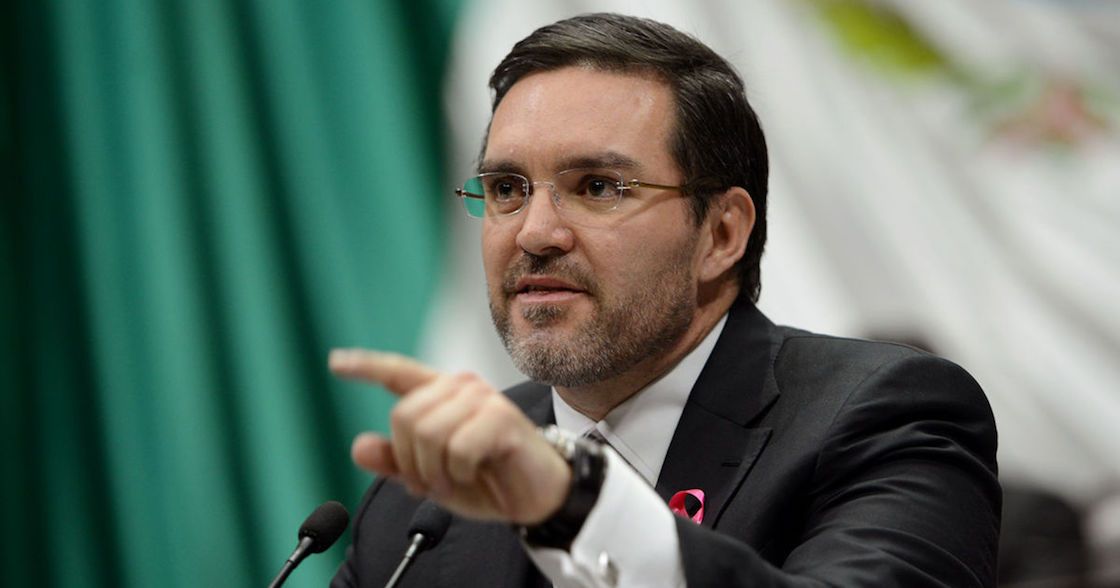 Diputado olvida apagar su cámara durante sesión… mientras echa el ‘cake’