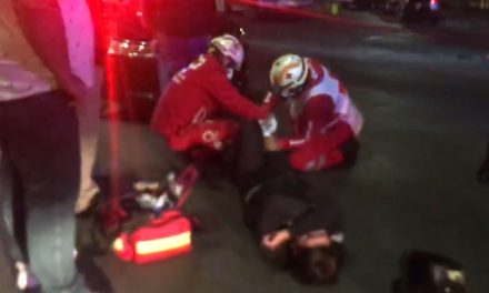 ¡Por entregar el pedido!, joven motociclista se pasa luz roja y termina con pierna fracturada