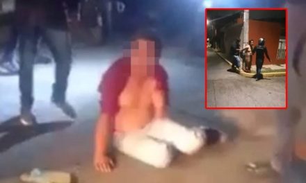 Repartidores golpean y amarran desnudo a presunto estafador en Veracruz (video)
