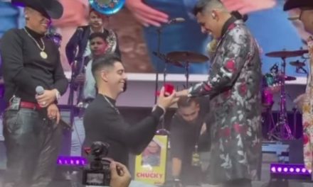 Novio de Jhonny Caz, de grupo Firme, le propone matrimonio en pleno concierto