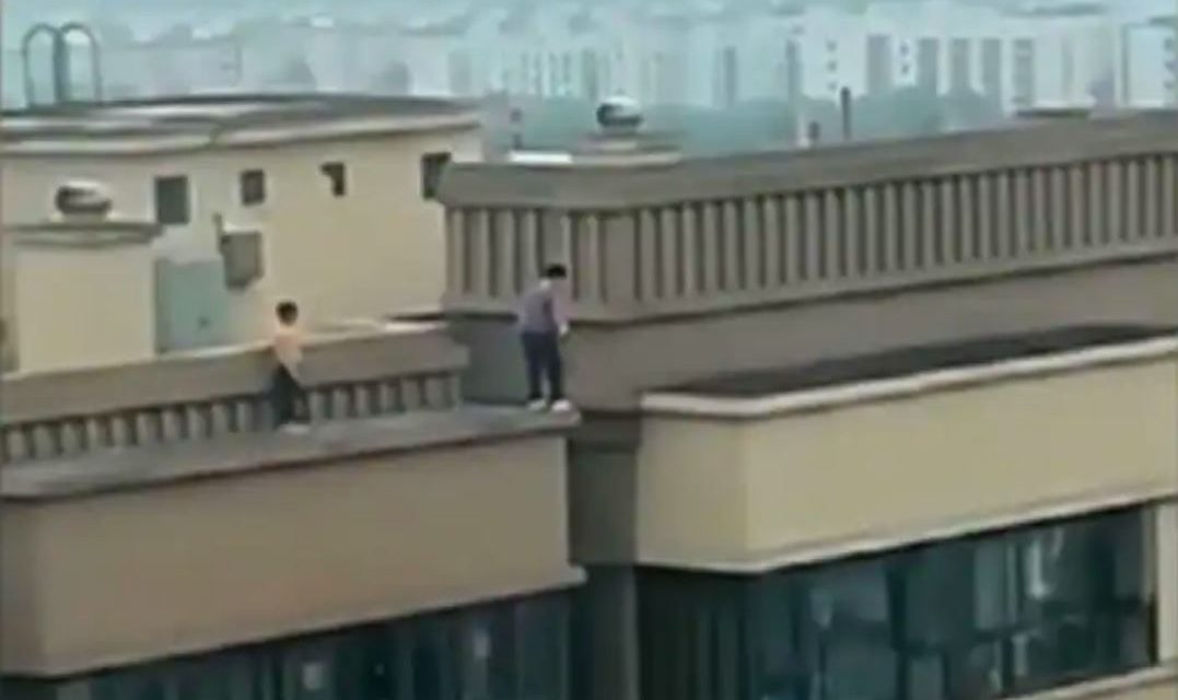 Graban a niños haciendo parkour sobre edificio de 22 pisos de altura (video)