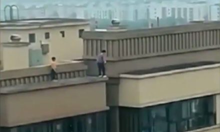 Graban a niños haciendo parkour sobre edificio de 22 pisos de altura (video)