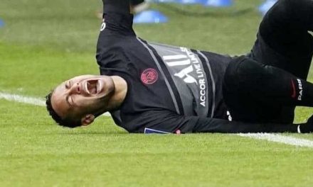 Neymar ‘aprovecha’ su lesión para irse de fiesta