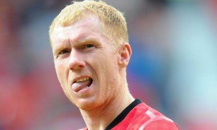 Paul Scholes es visto disfrutando un baile erótico en público