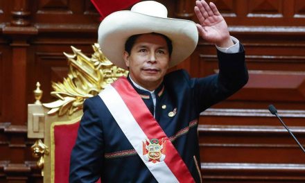 Presidente de Perú le ‘copia’ a AMLO y pone a la venta su avión presidencial