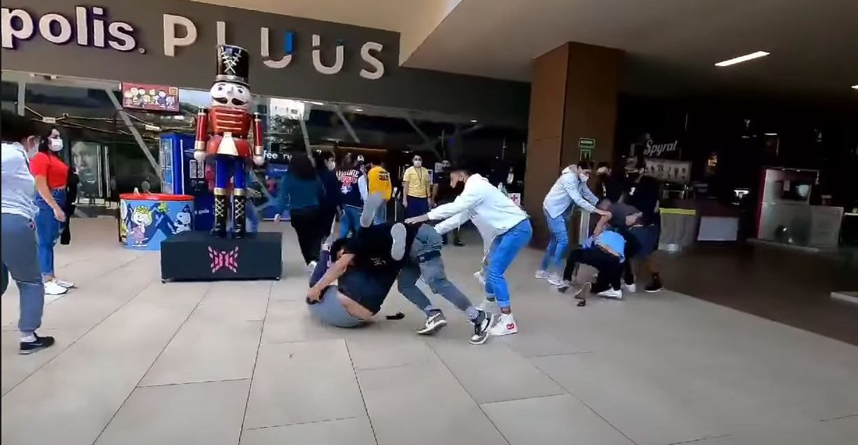 ‘Un gran poder conlleva una gran responsabilidad’; Fans pelean por boletos de Spider-Man No Way Home (video)