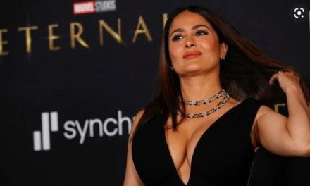 Salma Hayek devela su estrella en el Paseo de la Fama en Hollywood
