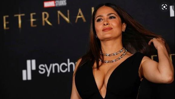 Salma Hayek devela su estrella en el Paseo de la Fama en Hollywood