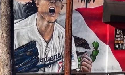 Muralista en LA rinde homenaje a Kobe Bryant y Julio Urías