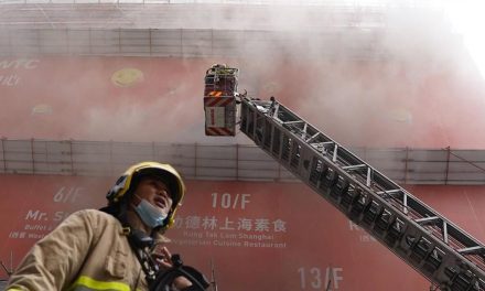 Más de 300 personas quedaron atrapadas en un incendio en un rascacielos de Hong Kong (video)