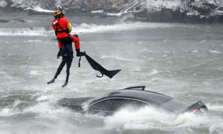 Recuperan cuerpo de mujer que cayó en su auto al río Niágara (video)